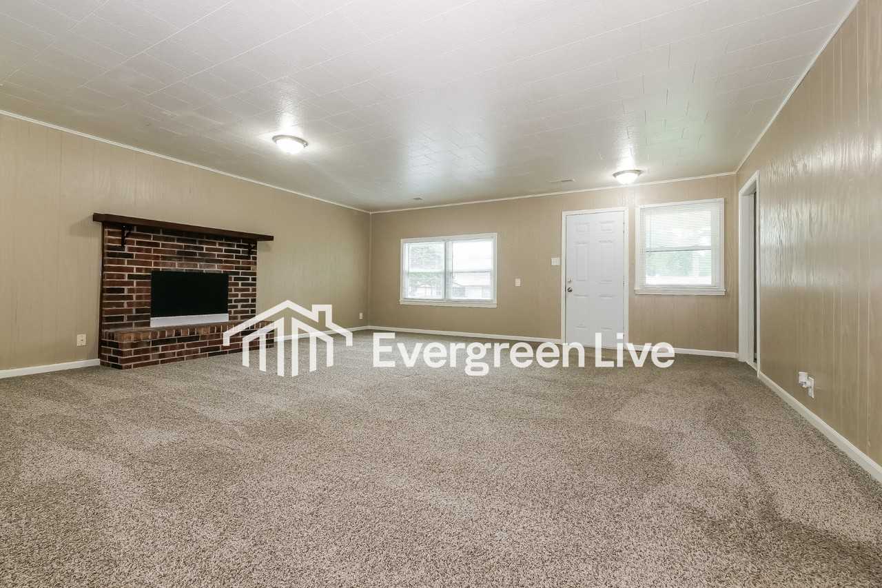 548 Utah St - Photo 3 of 15