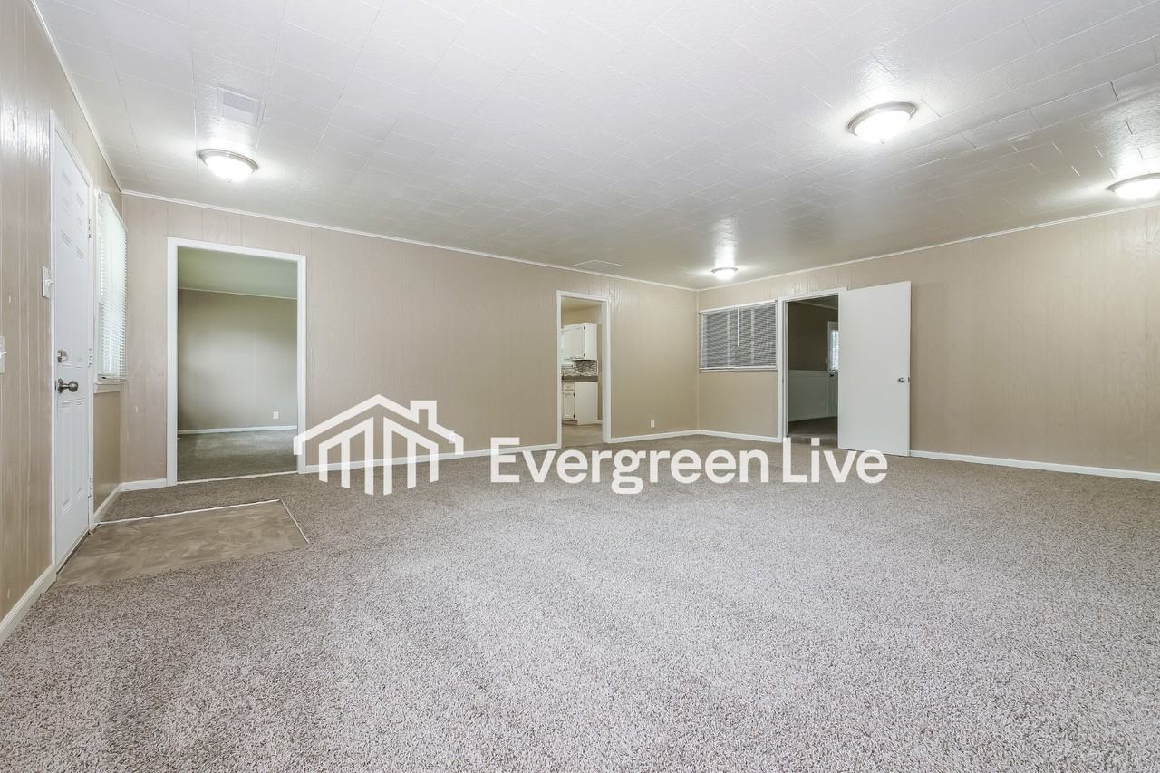 548 Utah St - Photo 4 of 15