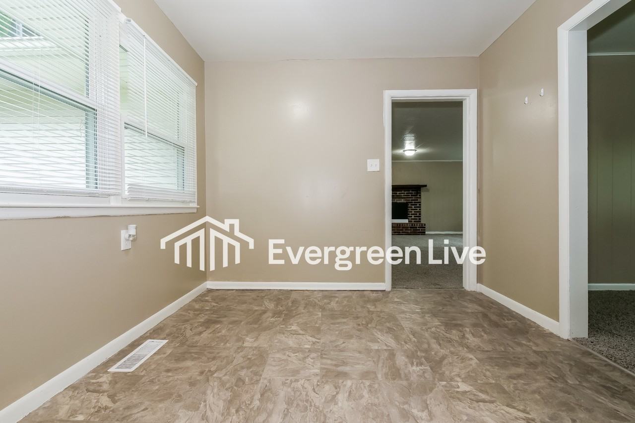 548 Utah St - Photo 5 of 15