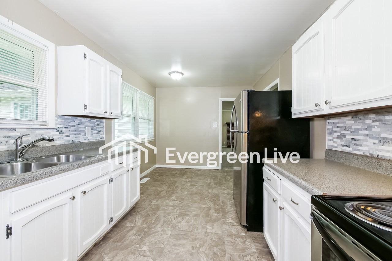 548 Utah St - Photo 6 of 15
