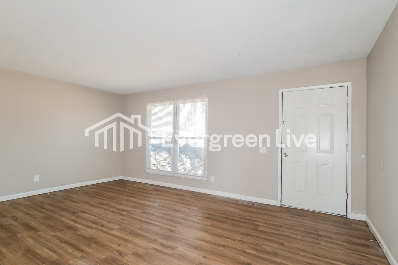 2048 Aristocrat Dr - Photo 4 of 15