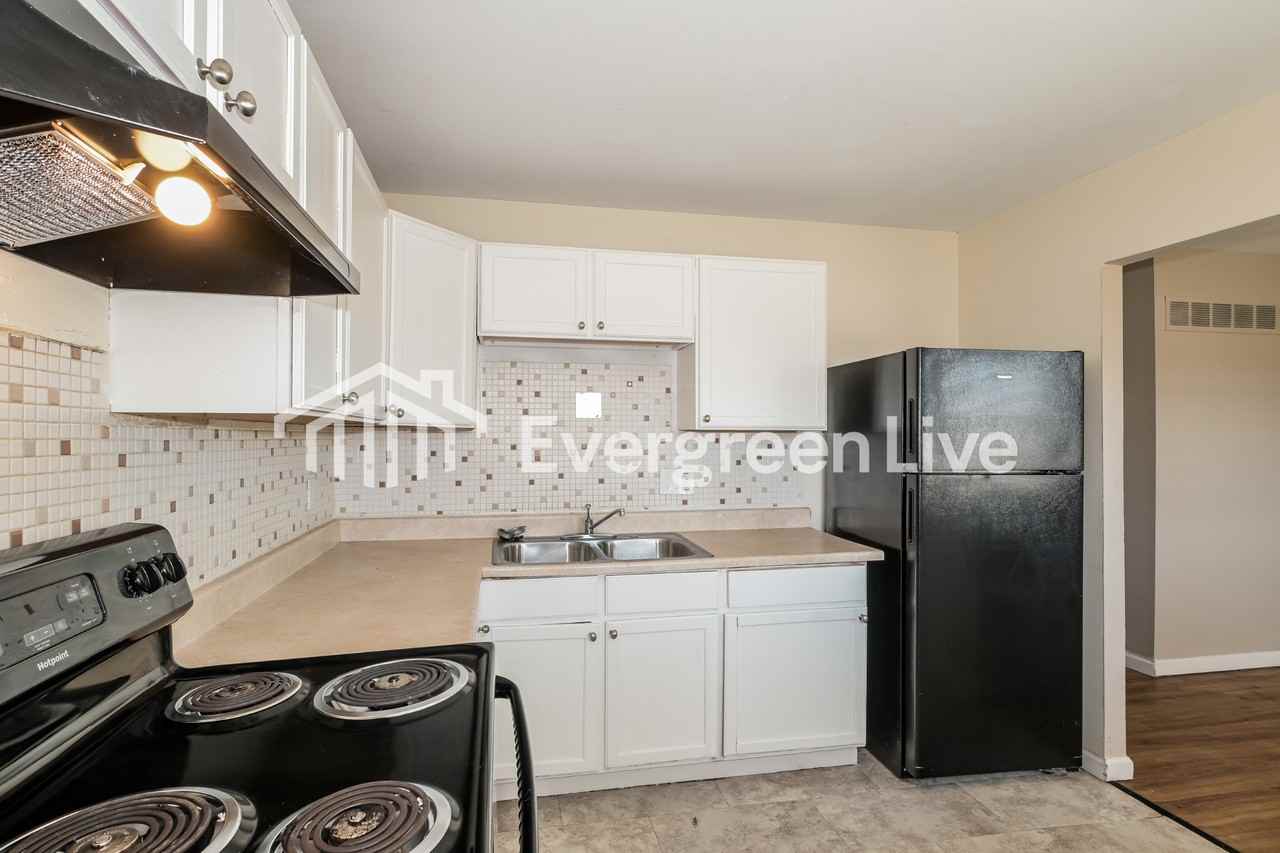 2048 Aristocrat Dr - Photo 7 of 15