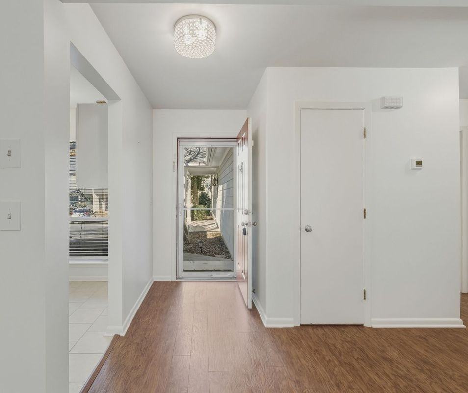 1077 Sardis Cove Dr - Photo 3 of 20