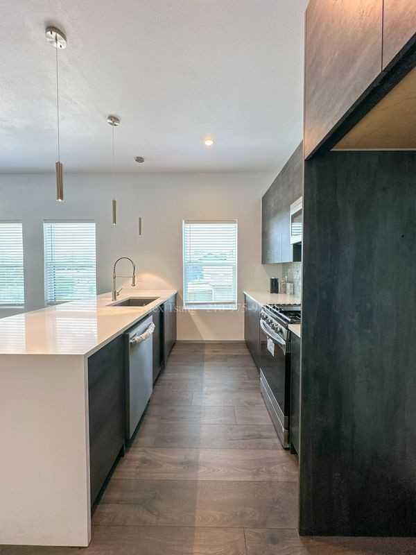 225 S Pine St ##202 - Photo 7 of 27