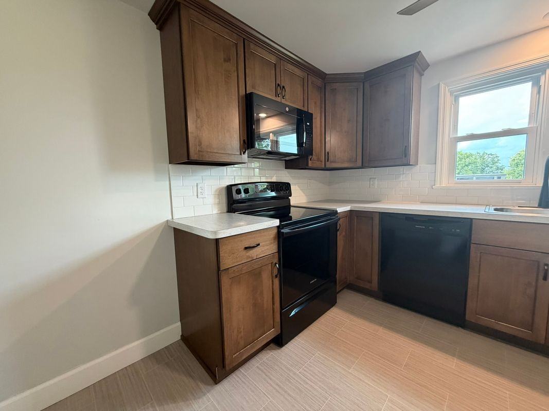1012 State Dr - Photo 4 of 19