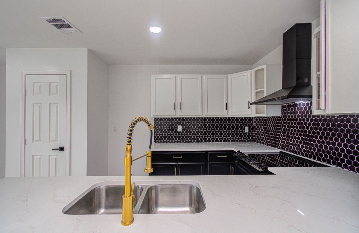 15448 Chipman Ln - Photo 4 of 23