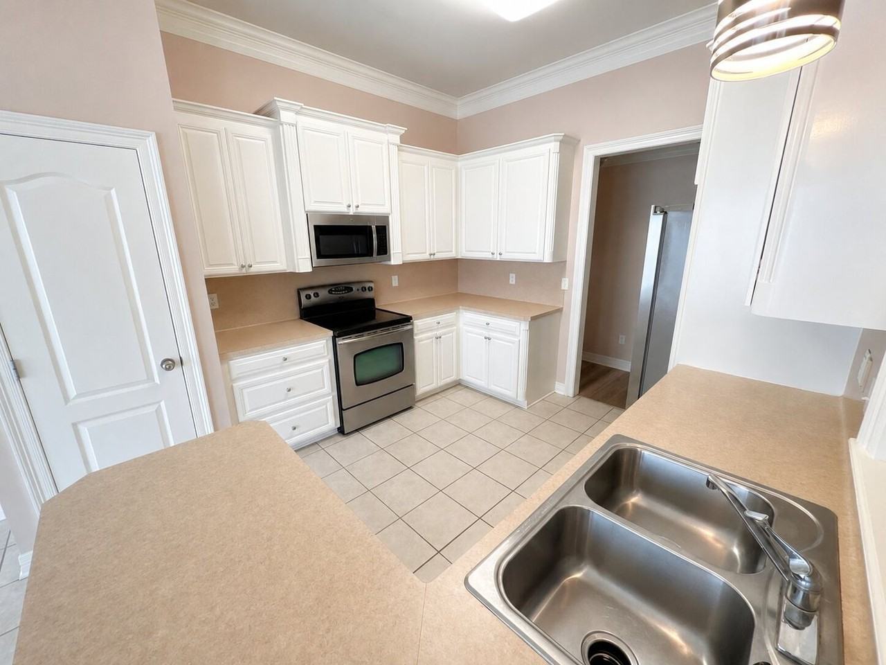 1022 Creole Dr - Photo 3 of 10