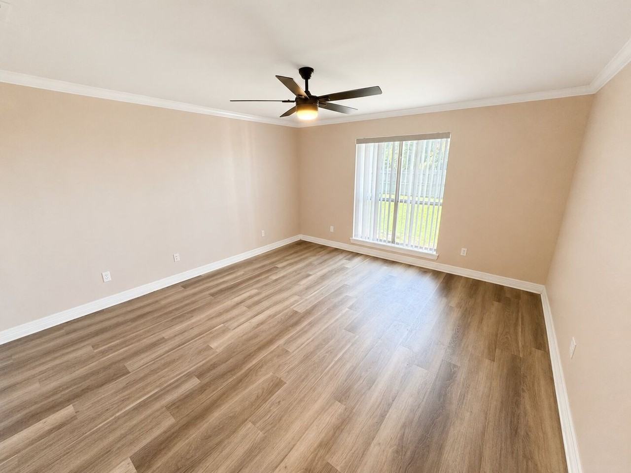1022 Creole Dr - Photo 4 of 10