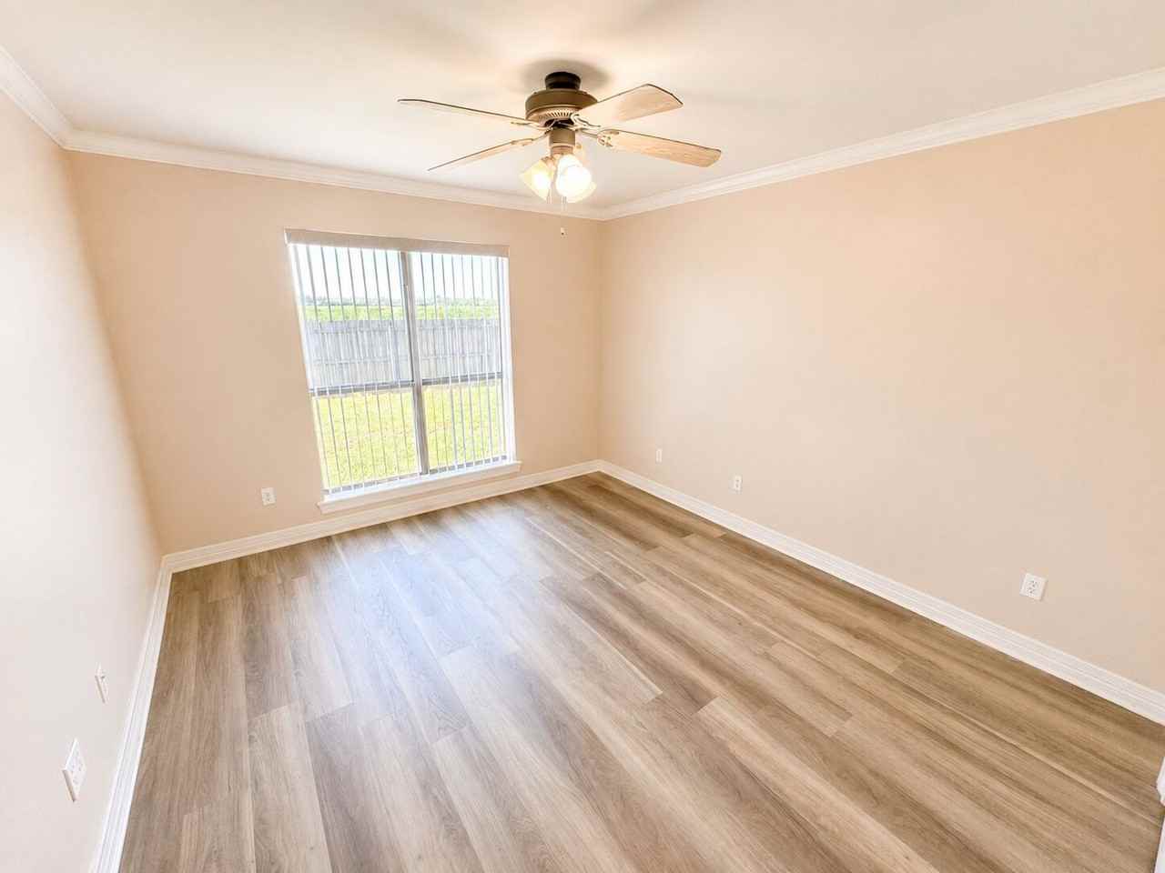 1022 Creole Dr - Photo 6 of 10