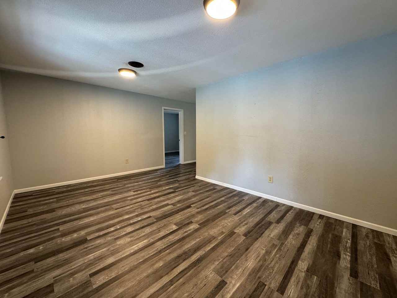 14467 Worth Ln - Photo 5 of 34