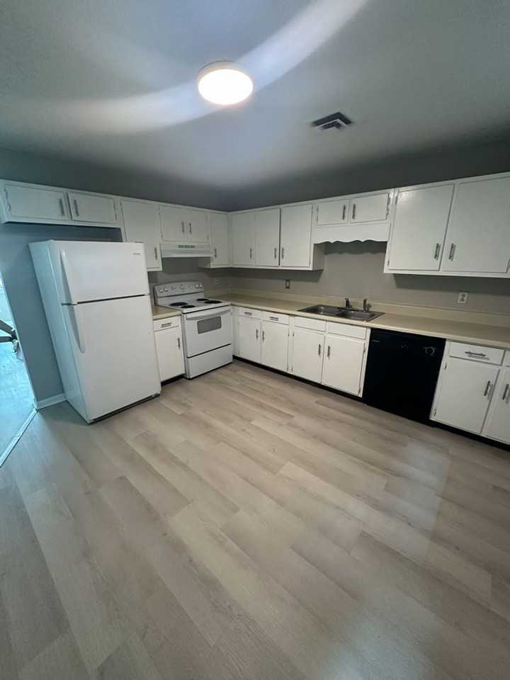 446 9th St Se - Photo 3 of 11
