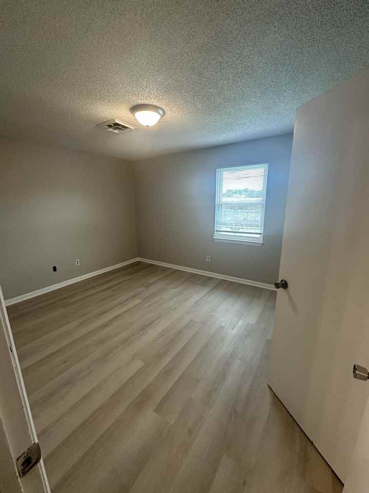 446 9th St Se - Photo 5 of 11
