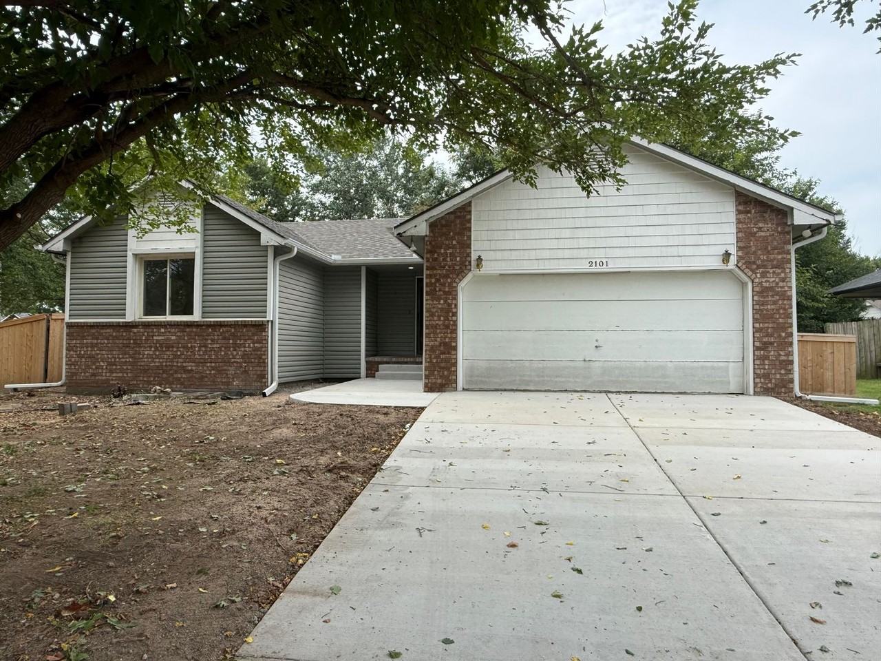 2101 N Parkridge Ct - Photo 2 of 2