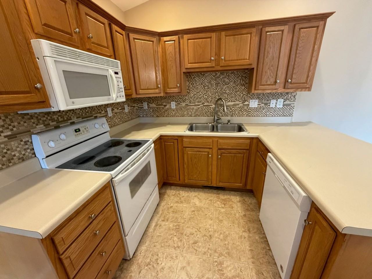 208 Red Bud Dr - Photo 4 of 15
