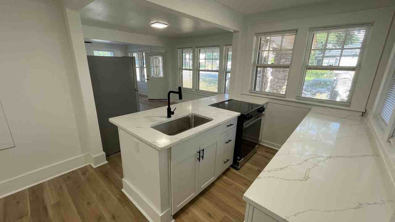 1720 N Grant St - Photo 4 of 18