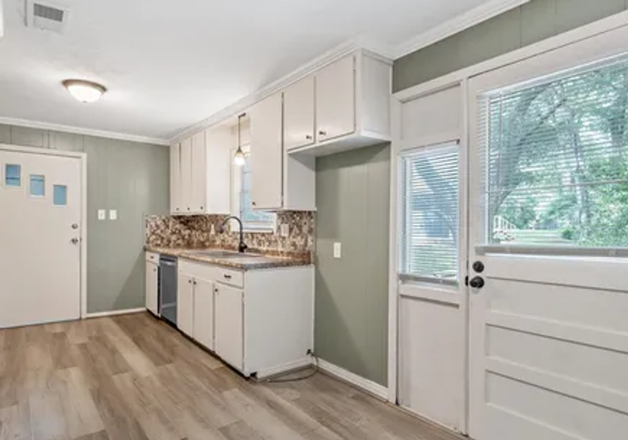 212 Greenwood St - Photo 3 of 4