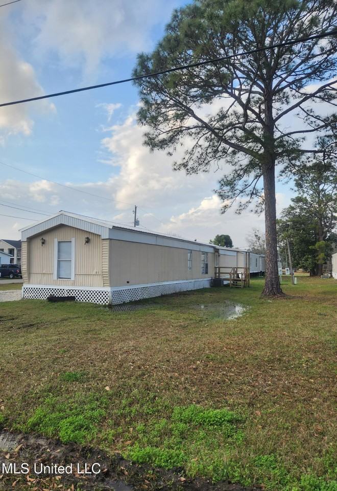 9267 Cuandet Rd - Photo 3 of 19
