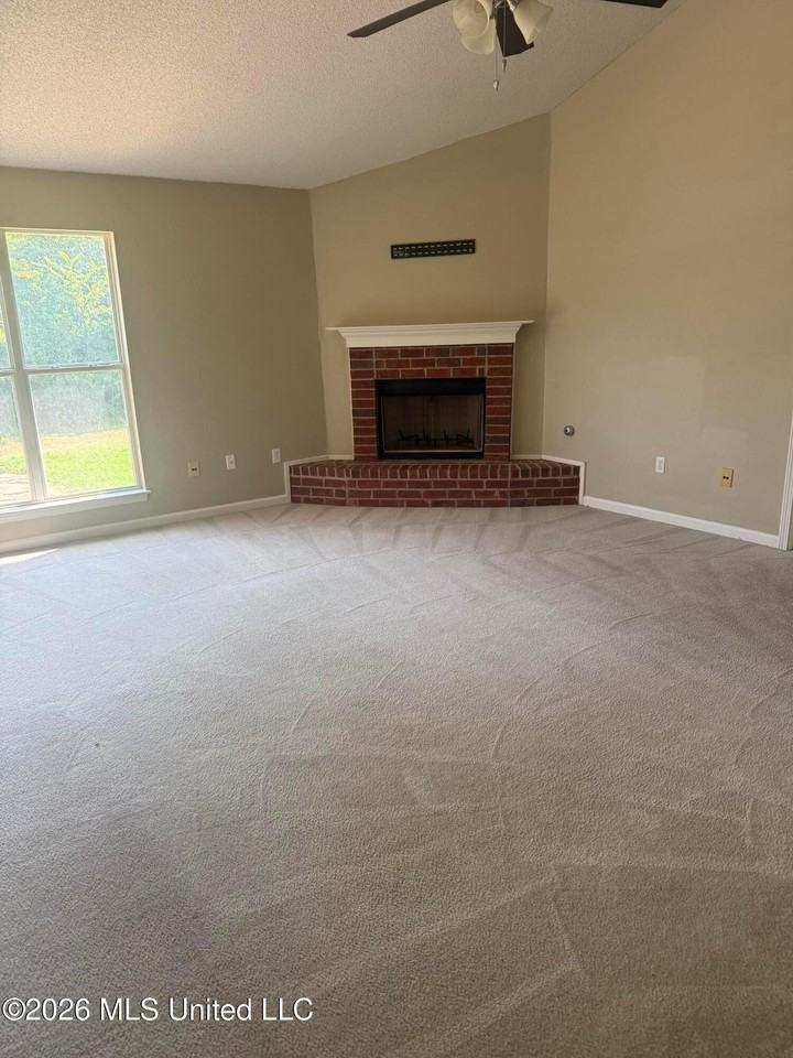 1164 Parkview Cir N - Photo 2 of 4