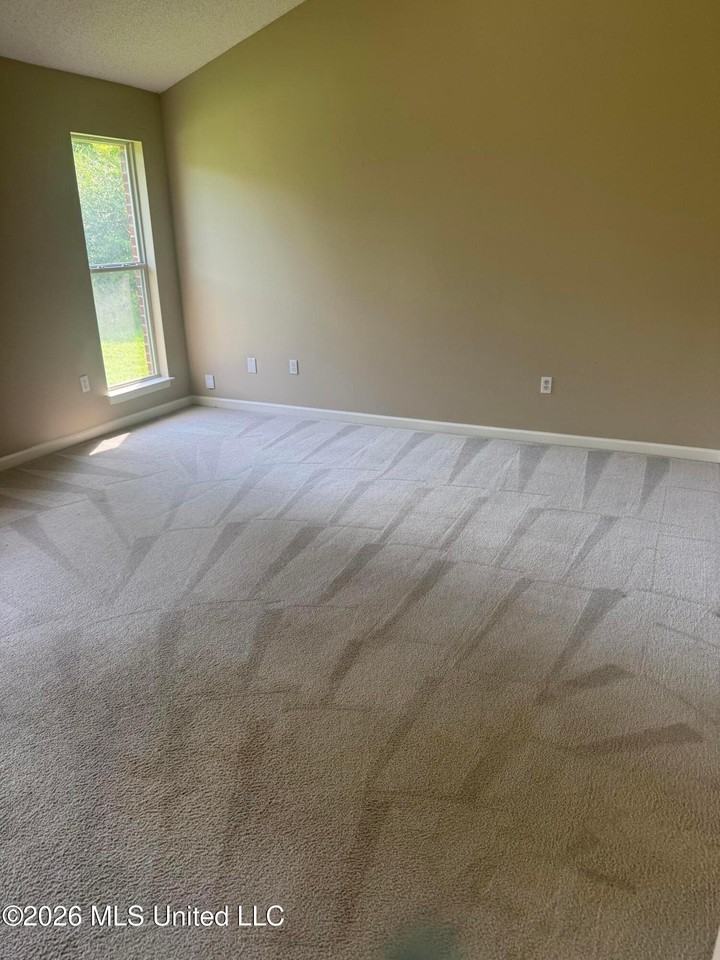 1164 Parkview Cir N - Photo 3 of 4