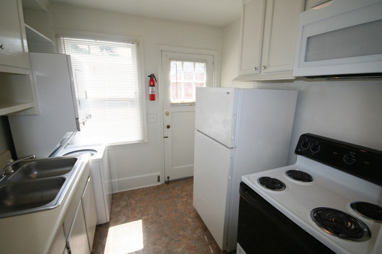 1210 Green St - Photo 4 of 10