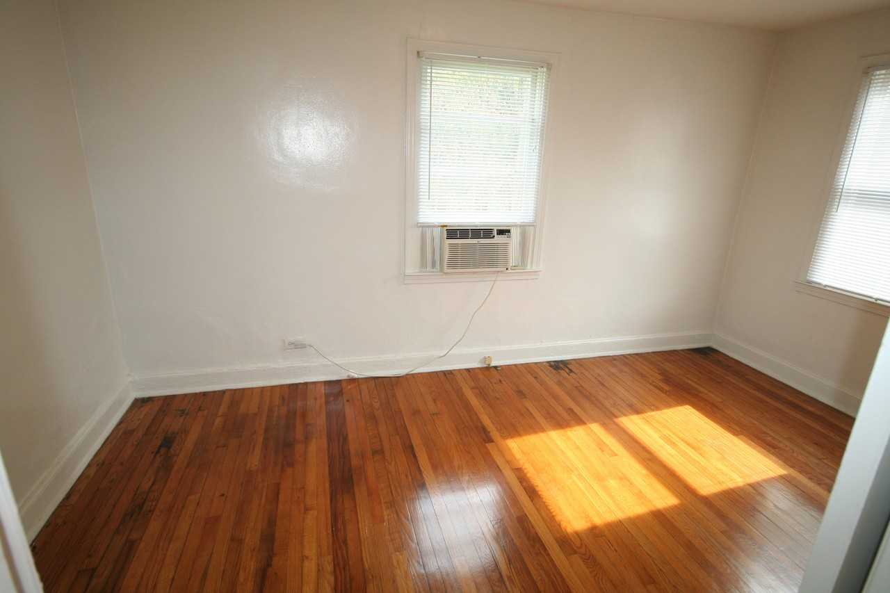 1210 Green St - Photo 7 of 10