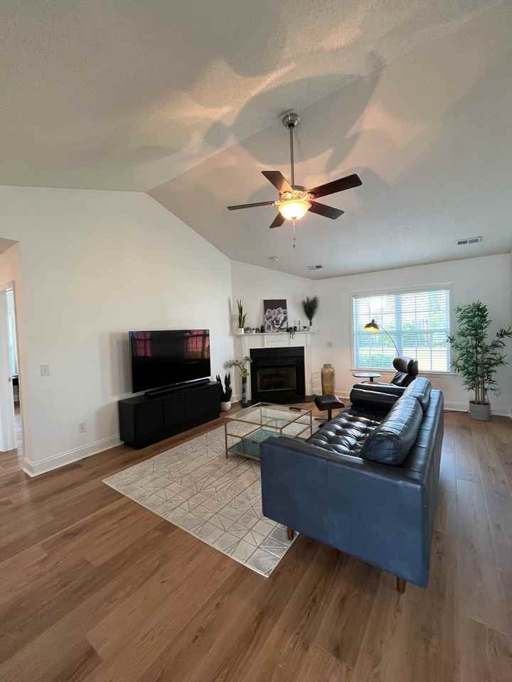 642 Hillside Dr - Photo 4 of 43
