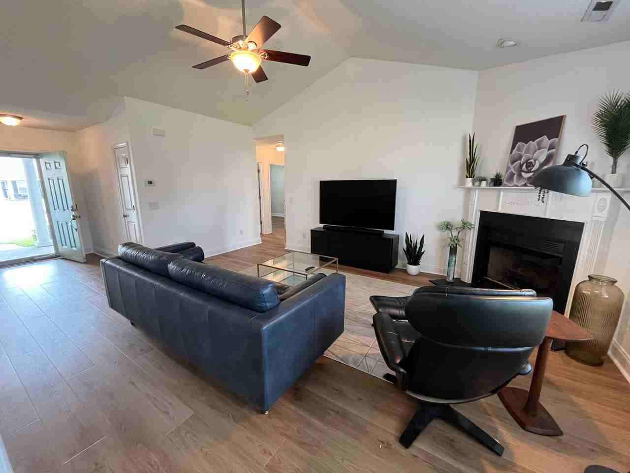 642 Hillside Dr - Photo 6 of 43