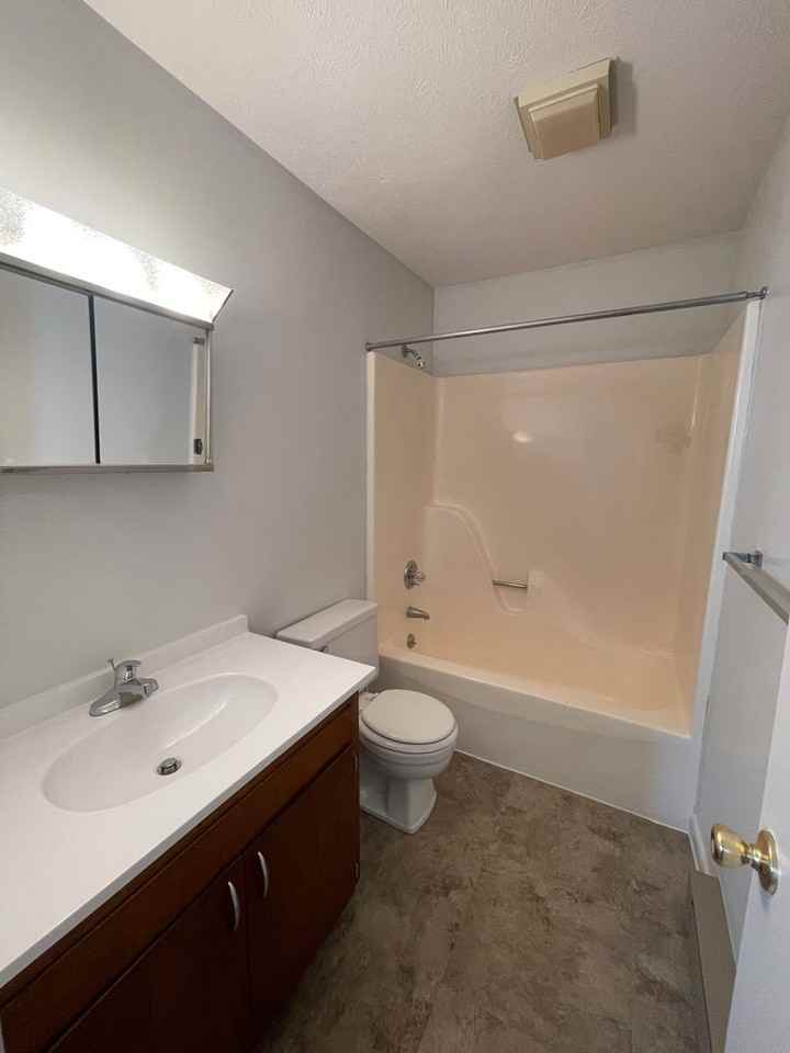 191 Rockingham Dr Apt J - Photo 7 of 7
