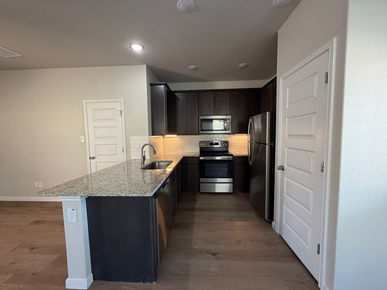 466 Emma Dr - Photo 6 of 25