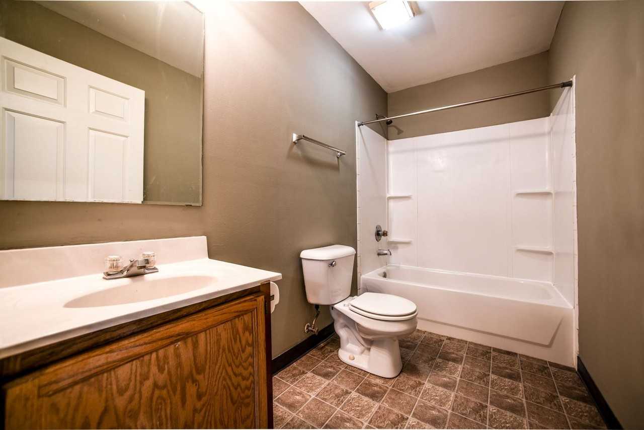 152 W Lee St #1 - Photo 4 of 5