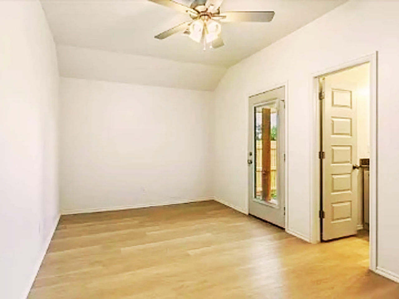 1310 Sw New York Ave - Photo 6 of 10