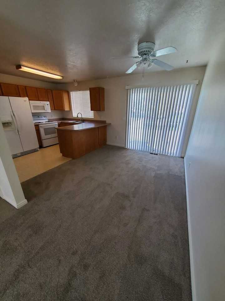 376 W 1900 S - Photo 2 of 20