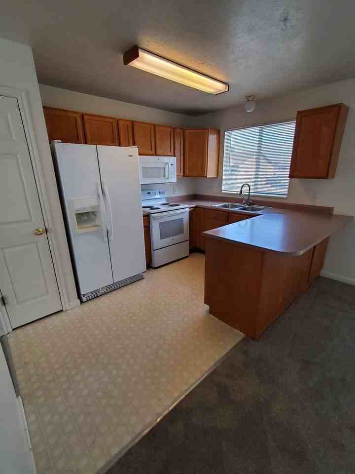 376 W 1900 S - Photo 4 of 20