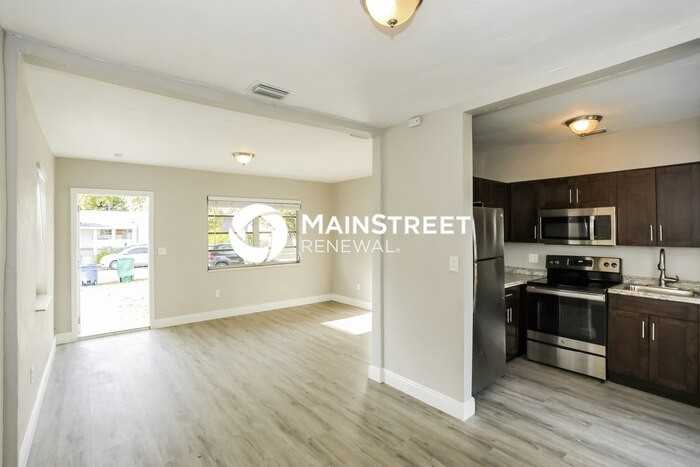 2910 Nw 70th Ter - Photo 4 of 15