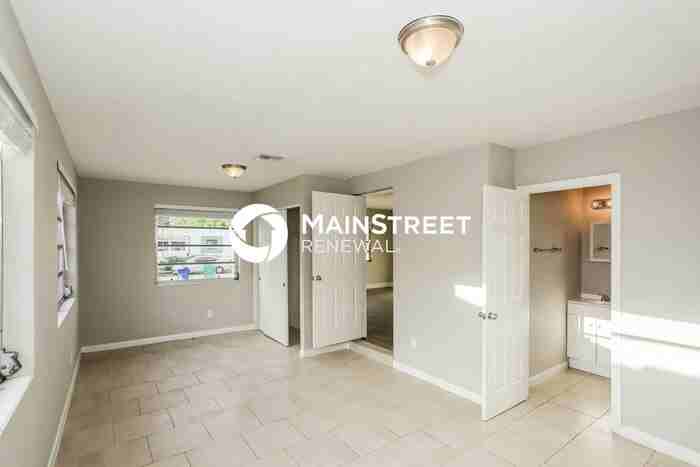 2910 Nw 70th Ter - Photo 5 of 15