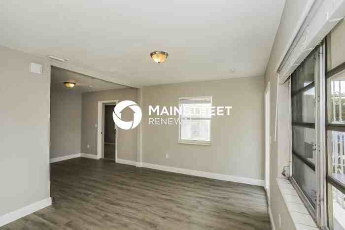 2910 Nw 70th Ter - Photo 6 of 15