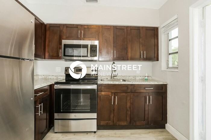2910 Nw 70th Ter - Photo 7 of 15