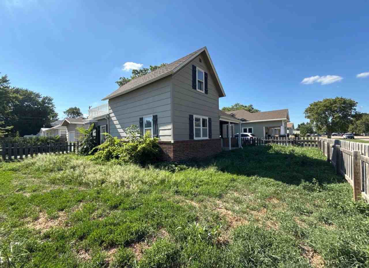 2202 D Ave - Photo 2 of 28