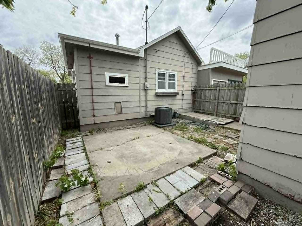 2202 D Ave - Photo 3 of 28