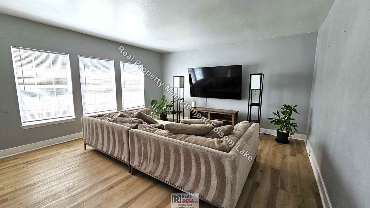 910 Mormon St - Photo 3 of 13