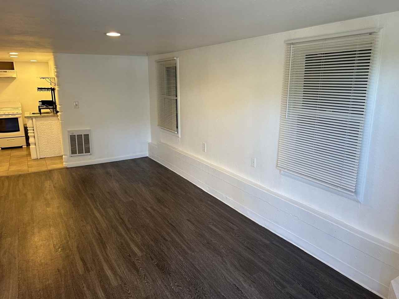 827 Georgia St - Photo 5 of 17