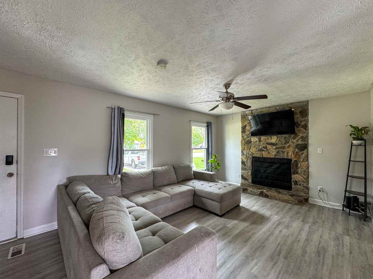 1025 Rim Rd - Photo 3 of 20