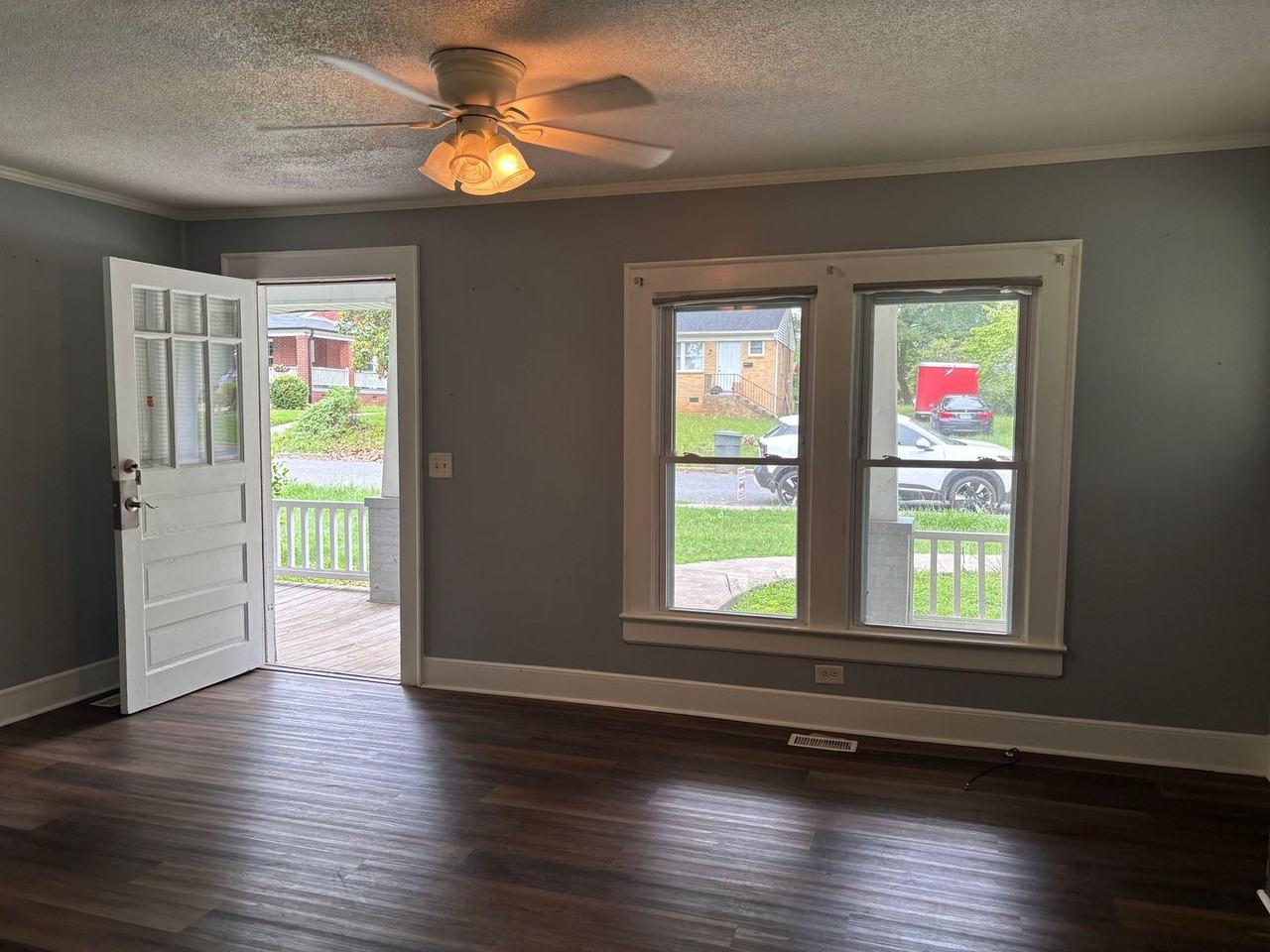 825 Dixon Ave - Photo 4 of 24