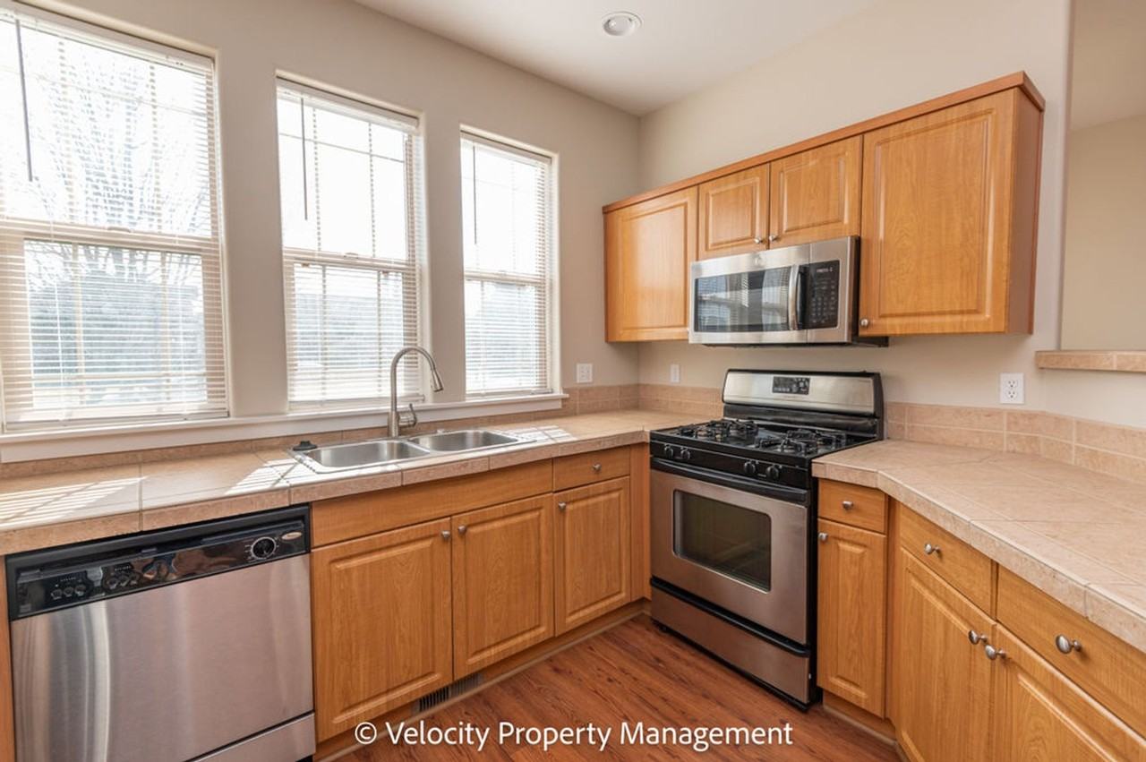 1530 Nw Hickory Pl - Photo 2 of 17
