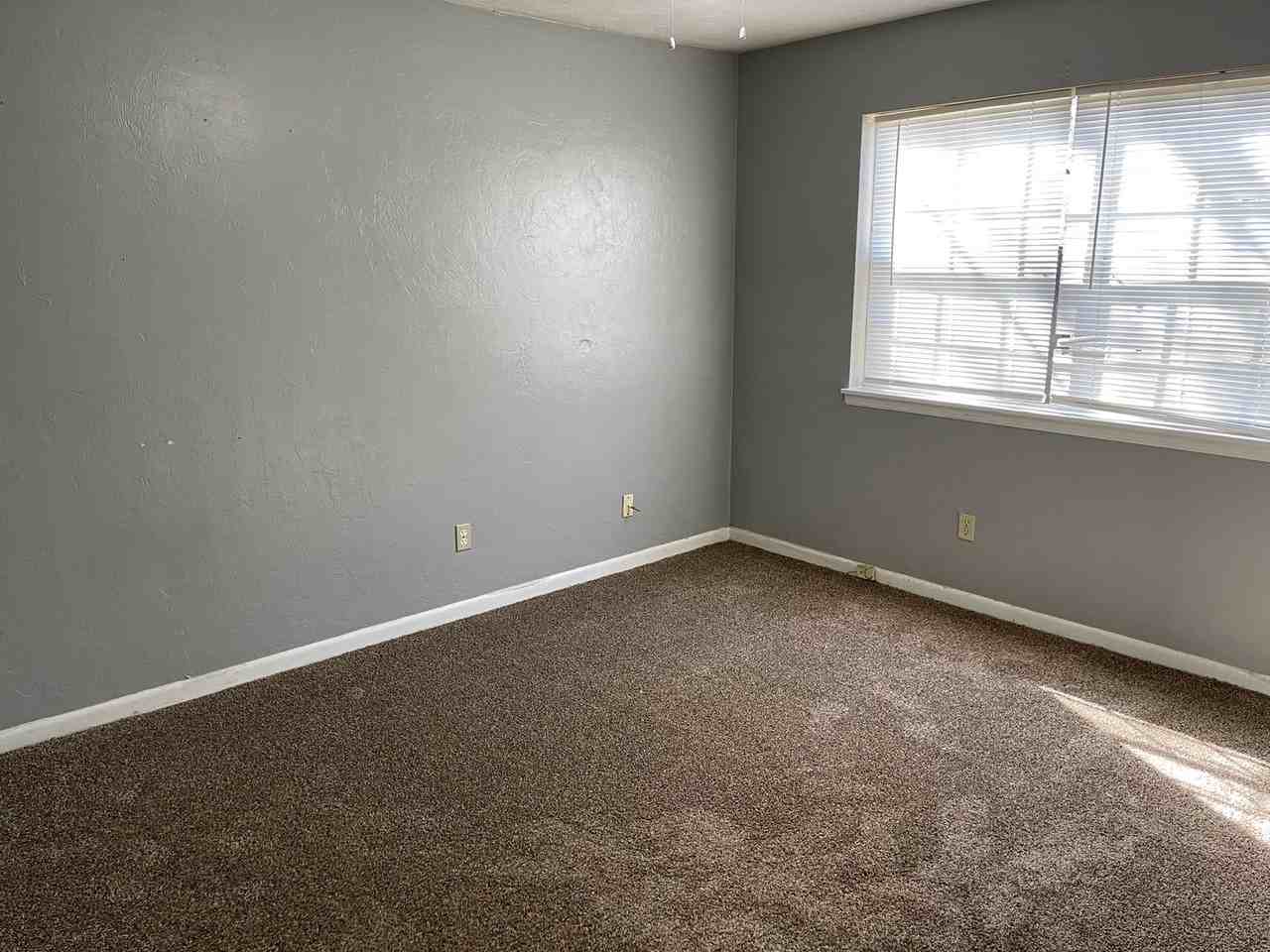 2519 Old Bainbridge Rd - Photo 2 of 7