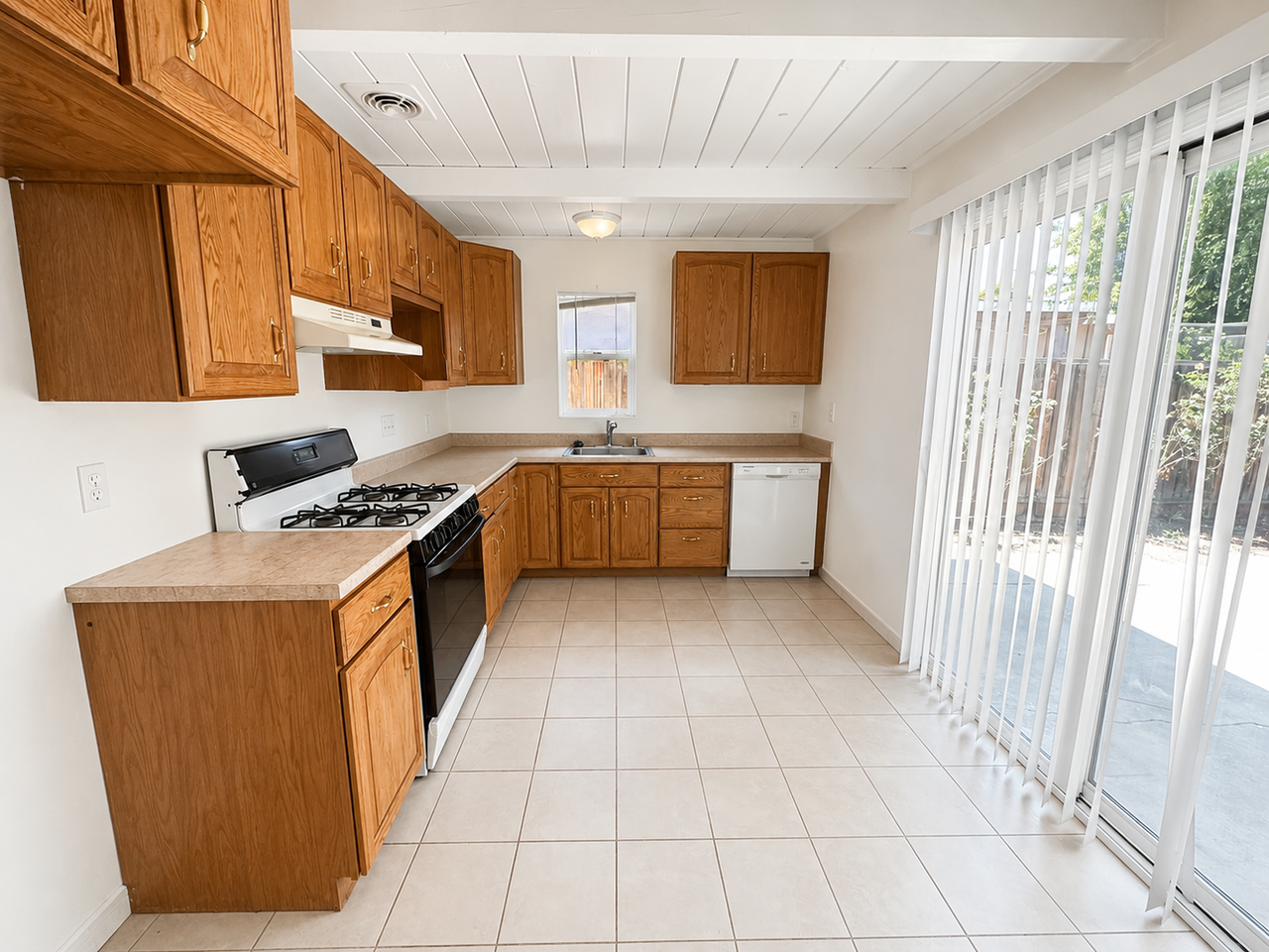 272 Donner Ave - Photo 3 of 11