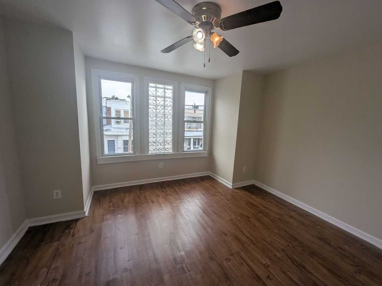 232 E Garrett St - Photo 4 of 13