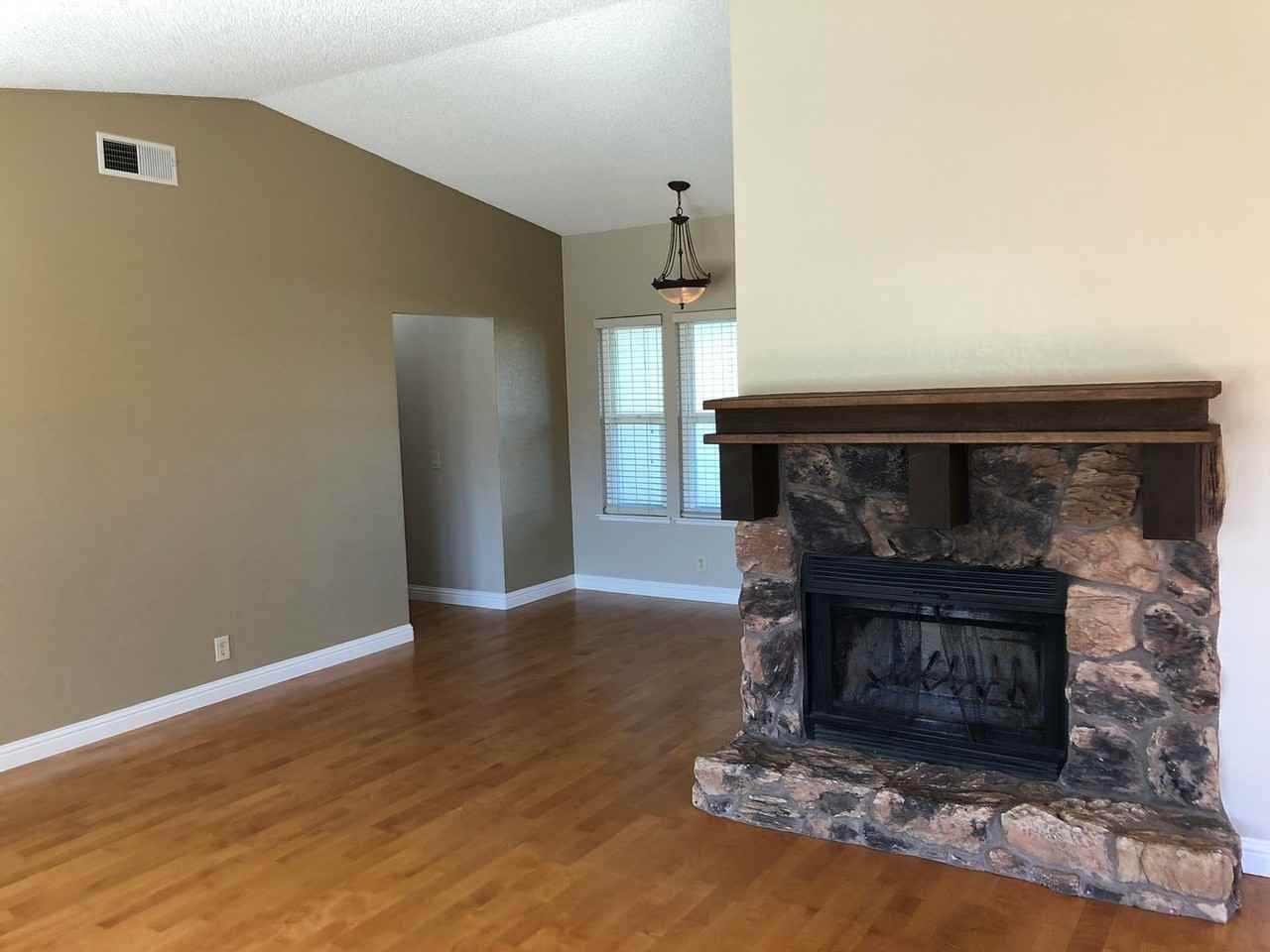 1409 Elm St - Photo 4 of 15