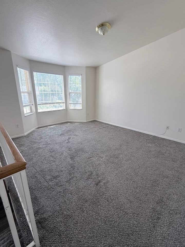 975 E 170 N - Photo 4 of 27