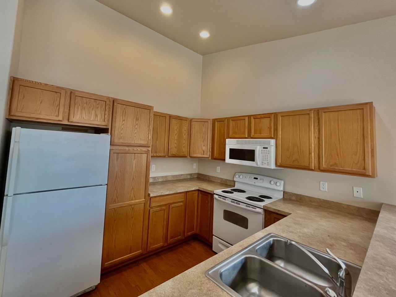 310 E 28th Ave - Photo 5 of 15